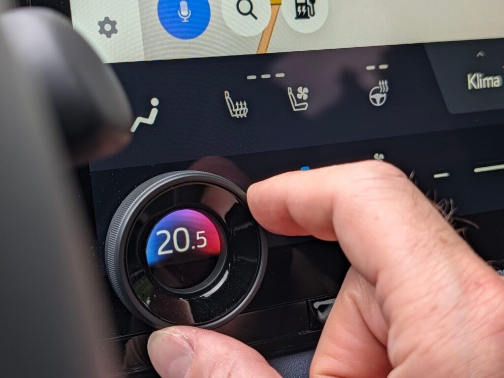 Touchscreen beim Subaru E-Outback mit physischem Drehrad zum einstellen der Klimazone mit integrierter Temperaturanzeige.