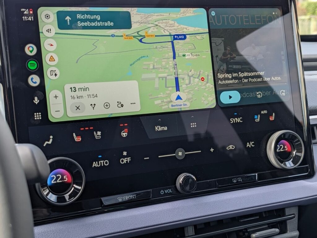 14 Zoll Touchscreen im Subaru E-Outback: Das Infotainmentsystem mit integriertem Navigationssystem und kabelloser Smartphone-Anbindung über Android Auto und Apple CarPlay.