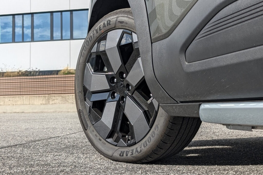 Suzuki e Vitara Comfort+ 19-Zoll-Alufelgenmit Aerodynamik Radabdeckung (225/50 R19).