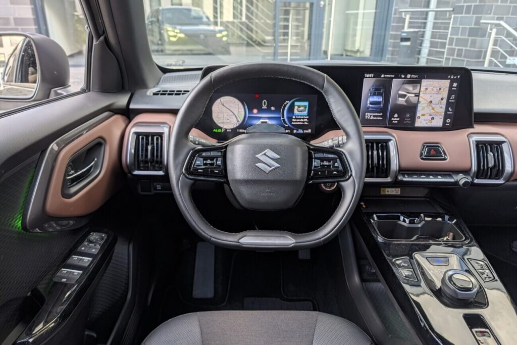 Fahrerperspektive: 2-Speichen Lederlenkrad, 10,25 Zoll Digitalinstrumentierung und 10,1 Zoll Touchscreen.