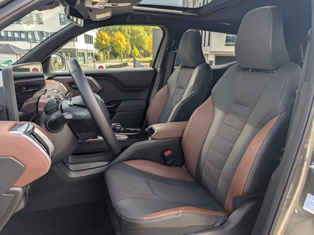 Fahrersitz im Suzuki e Vitara Comfort+ mit Stoff-Kunstleder-Polster in Schwarz-Braun.