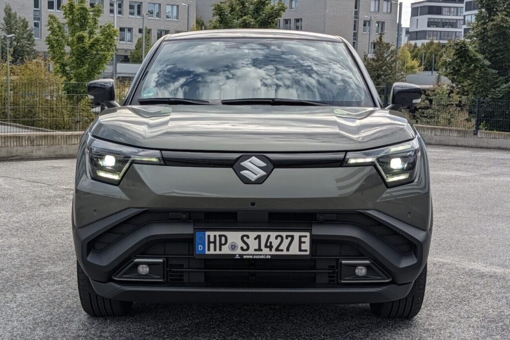 Frontansicht: Suzuki e Vitara 2026 mit LED-Scheinwerfern