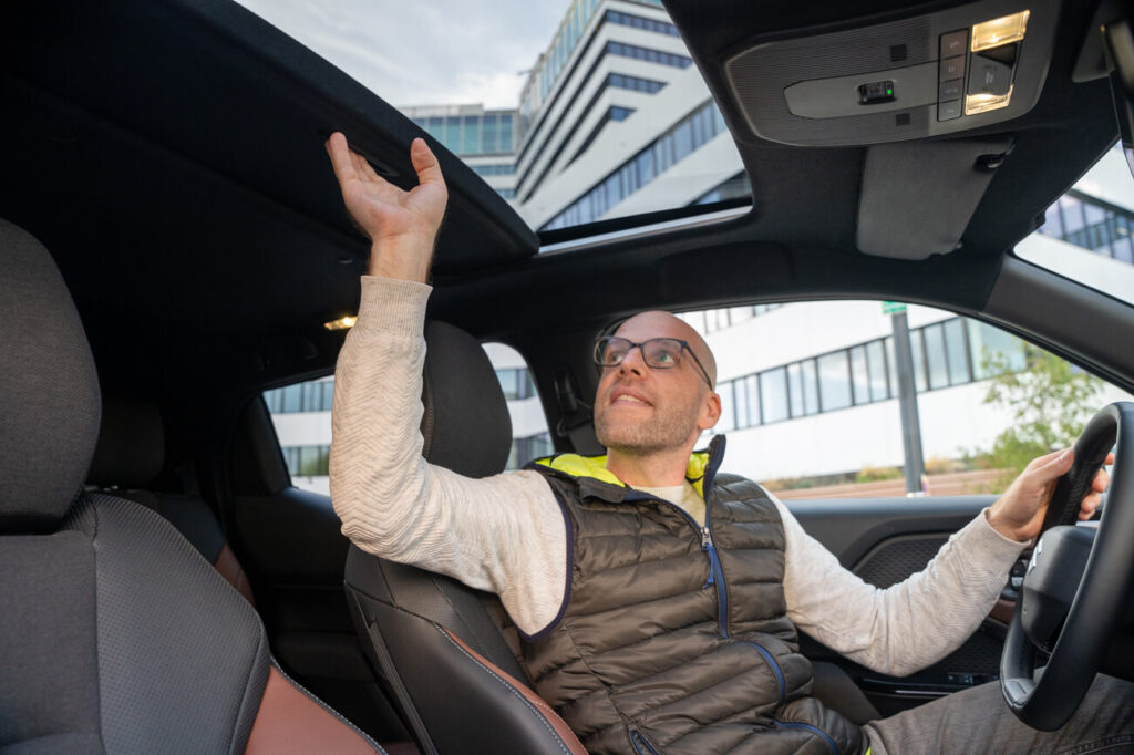 Das Glasdach im Suzuki e Vitara lässt sich nicht öffnen, verfügt aber eine Sonnenblende.
