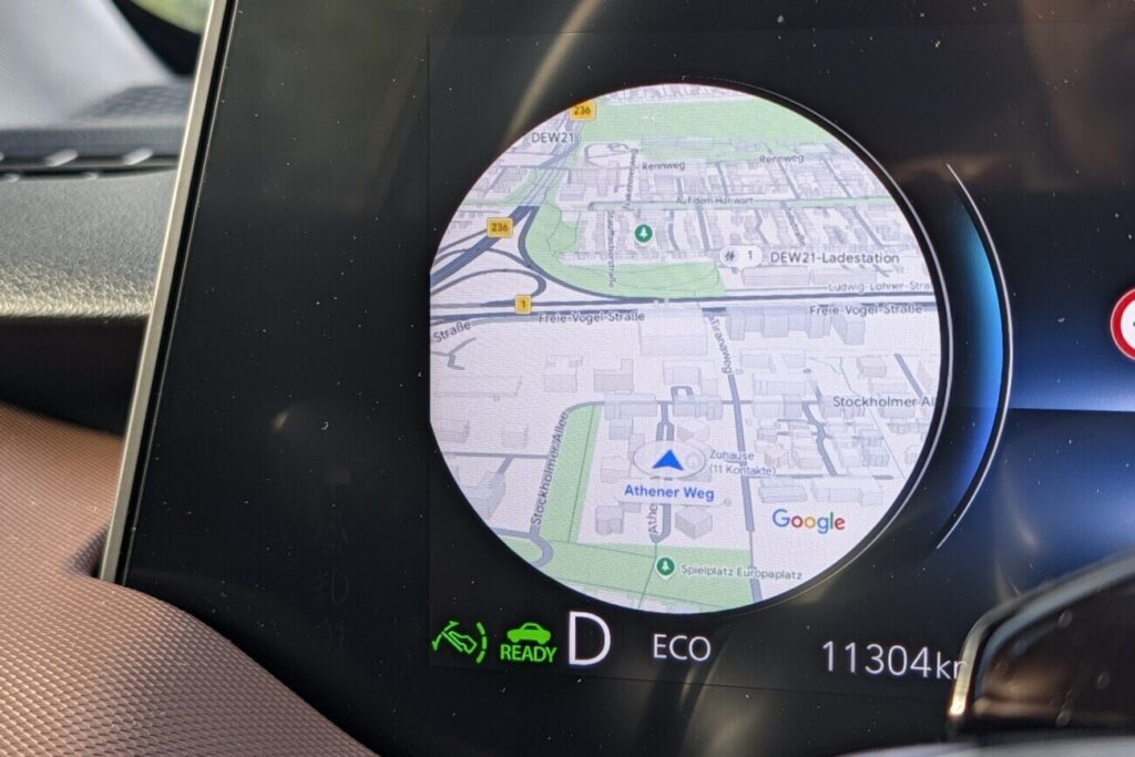 Sehr gut gelöst ist die Kartenanzeige der Navigationskarte: Die Google-Maps über Android Auto wird in individuell anpassbaren Kombiinstrument angezeigt.