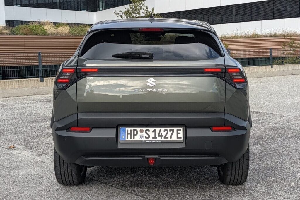 Heckansicht beim Suzuki e Vitara in "Land Breeze Green Pearl".