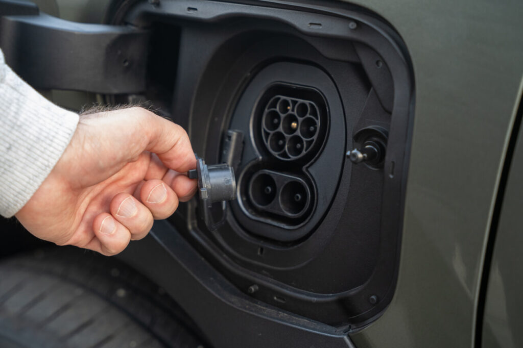 DC-Ladeleistung beim Suzuki e Vitara mit 61-kWh-Batterie beträgt lediglich 70 kW, entsprechend lange dauert das Vollladen von 10 bis 80 Prozent: 45 Minuten.