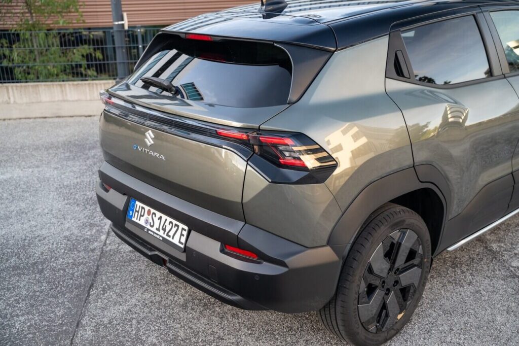 LED-Heckleuchten: Der Suzuki e Vitara mit markantem Heck-Design.
