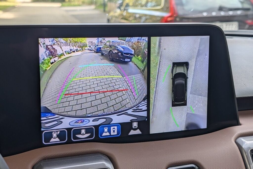 Niedrige Auflösung der Rückfahrkamera mit 360-Grad-Ansicht und dynamischen Führungslinien im Suzuki e Vitara auf dem 10,1 Zoll Display.