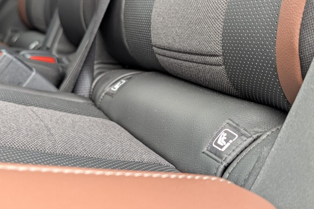 Die Isofix-Halter im Suzuki e Vitara befinden auf den äußeren beiden Plätzen der Rücksitzbank und sind leicht erreichbar, um Kindersitze im Fond zu befestigen.