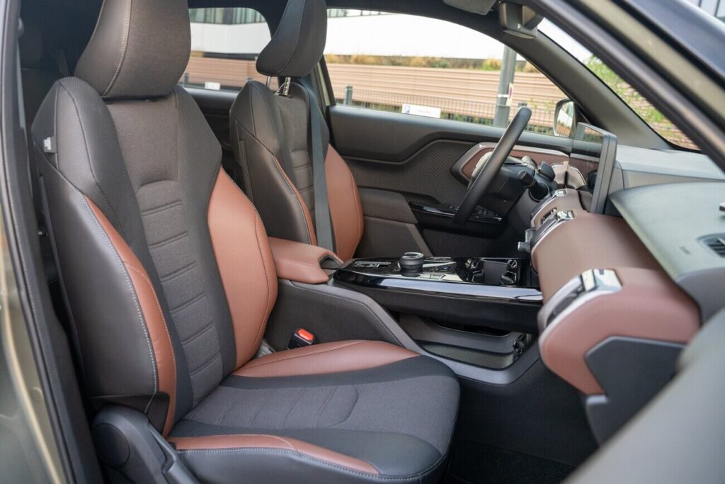 Schwarz-braune Stoff-Kunstlederpolster im Suzuki e Vitara Comfort+ mit 3-stufiger Sitzheizung.