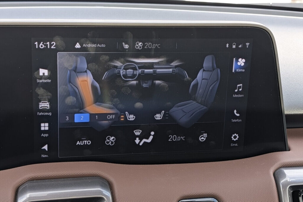 Verschachtelte und teilweise verspieltes Menü zum einstellen der Sitzheizung im Suzuki e Vitara mit überflüssiger Animation.