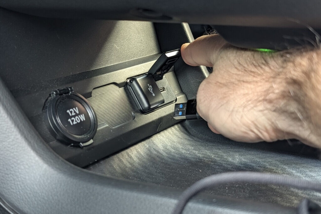 Schlechte Erreichbarkeit: Die USB-Anschlüsse liegen unter der Mittelkonsole unter Klappen.