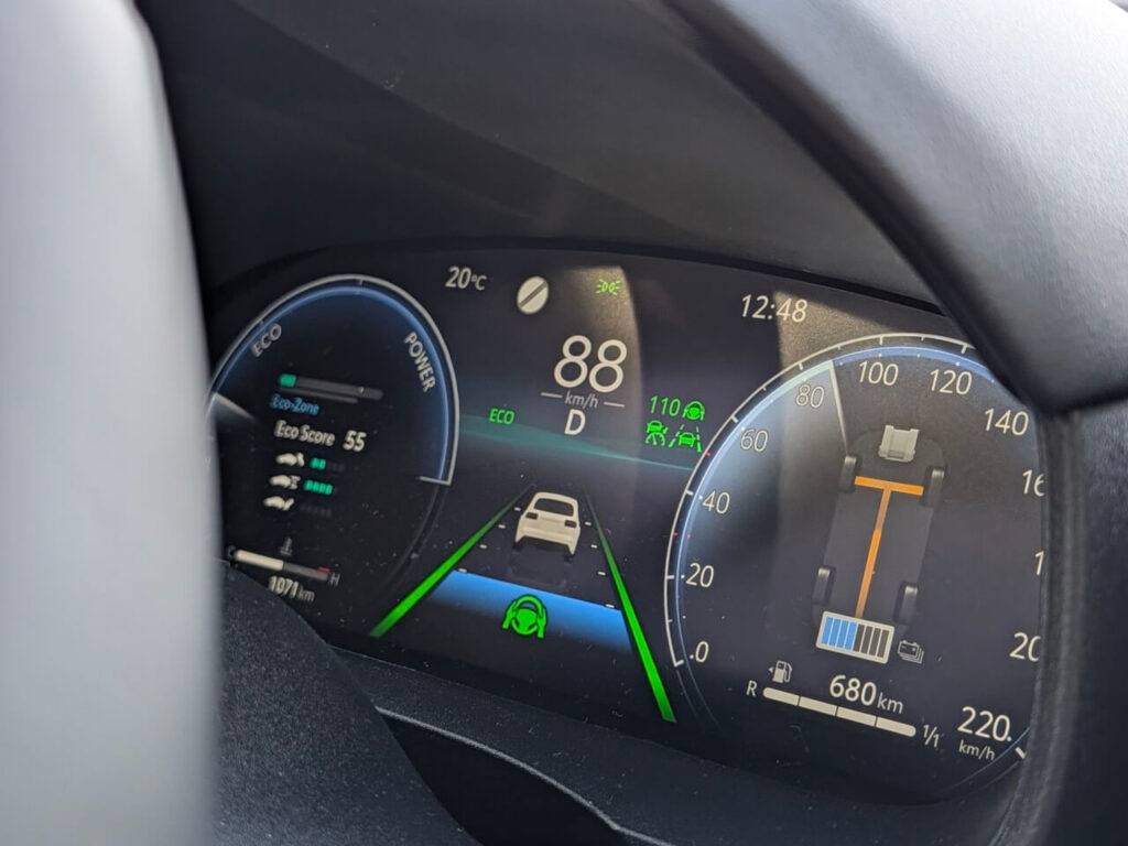 Hybrid-Anzeige im Kombiinstrument (12,3") beim Yaris Cross mit Anzeigen für Fahrerassistenzsystem.