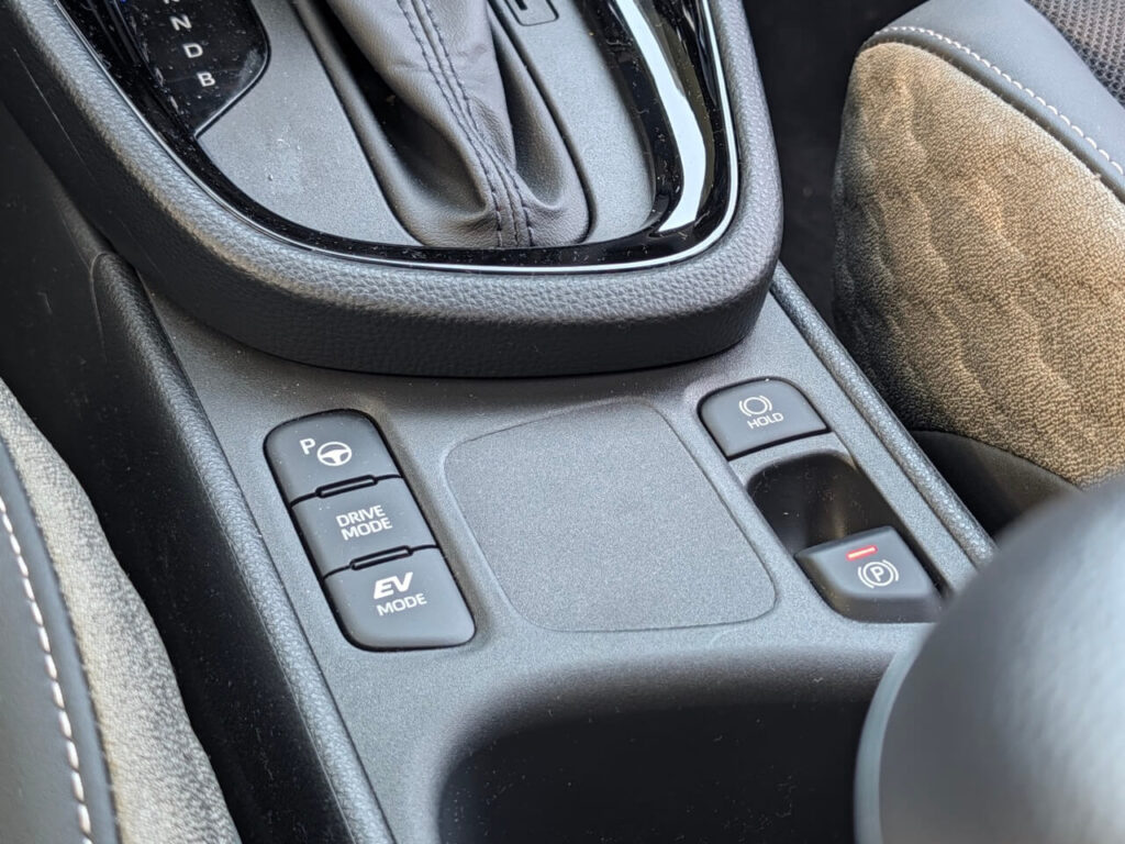 In der Mittelkonsole finden sich Schalter für Automatischer Einpark-Assistent (IPA), Drive-Mode und EV-Mode.