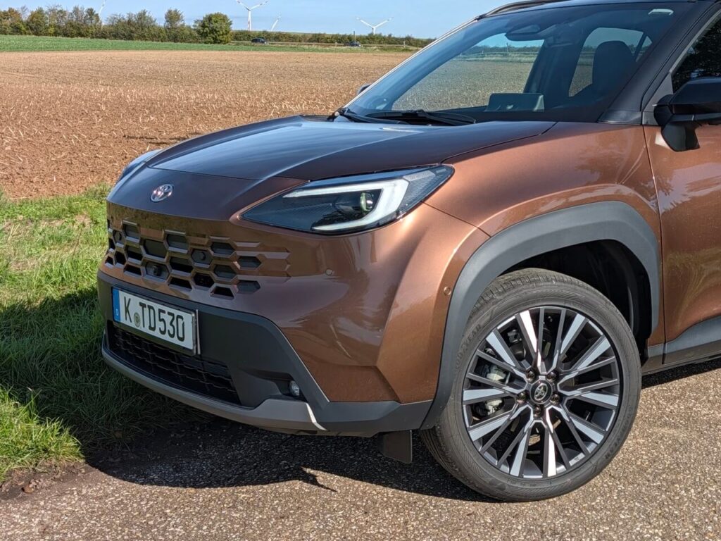 Matrix-LED-Scheinwerfer mit adaptivem Fernlicht-Assistent (AHS) im neuen Yaris Cross (Premium-Paket, +2600 Euro).