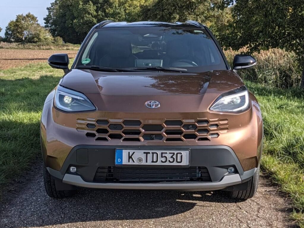 Facelift Toyota Yaris Cross mit neuem Wabengrill (Lackierung Precious Bronze Metallic).
