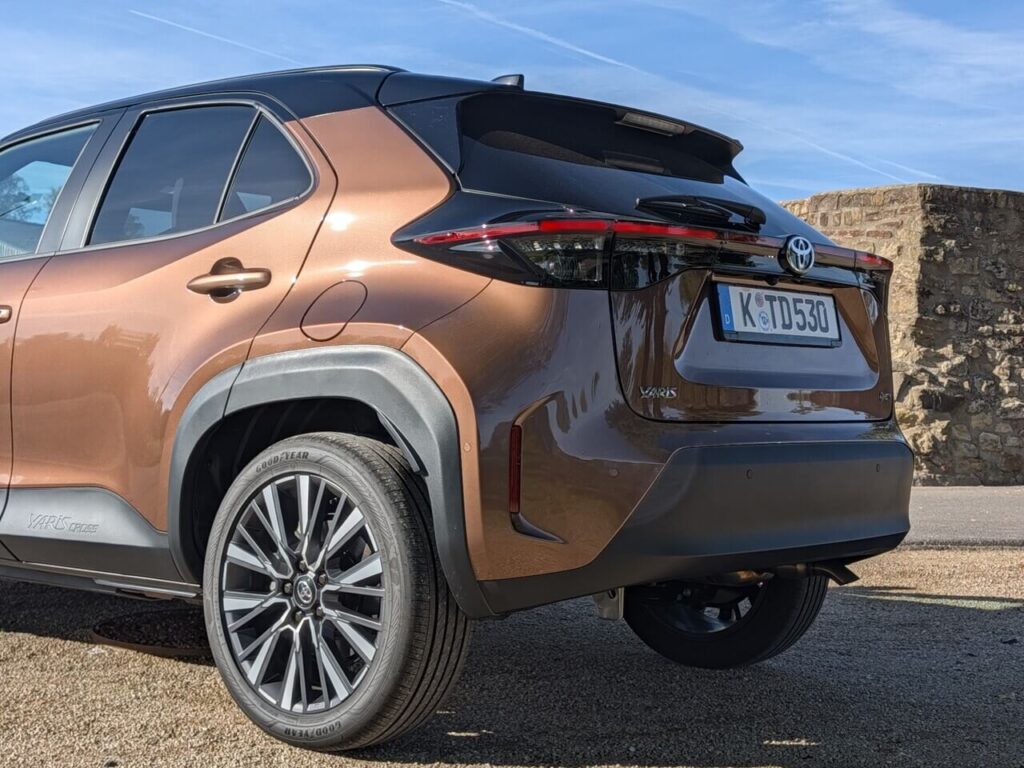 Yaris Cross in Precious Bronze Metallic mit schwarzem Dach - Heck