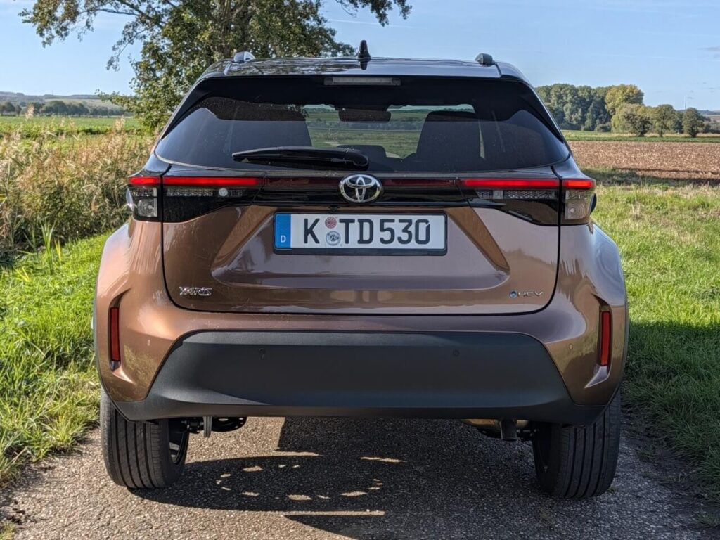 Heckansicht: Yaris Cross in Precious Bronze Metallic