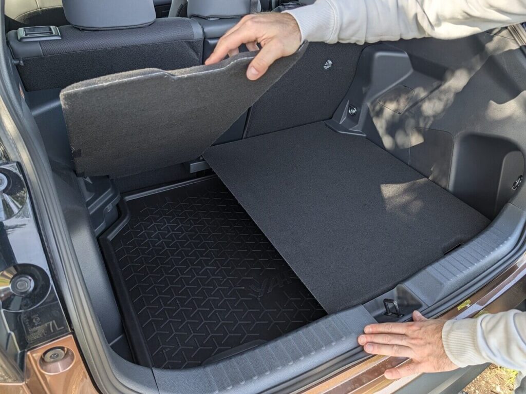 Praktisch: Kofferraum mit höhenverstellbarem und klappbarem Gepäckraumboden im Toyota Yaris Cross.