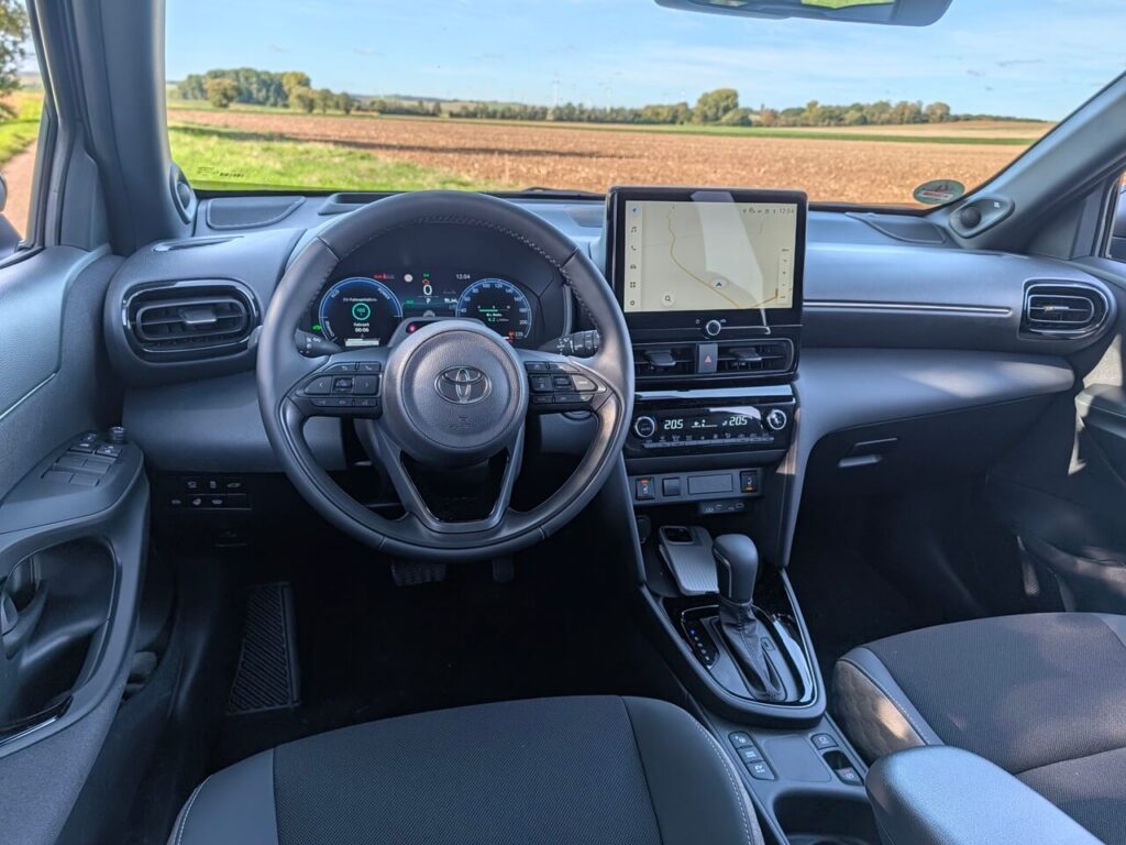 Armaturenbrett beim Facelift des Toyota Yaris Cross (Modelljahr 2026) mit 10,5 Zoll Touchscreen.