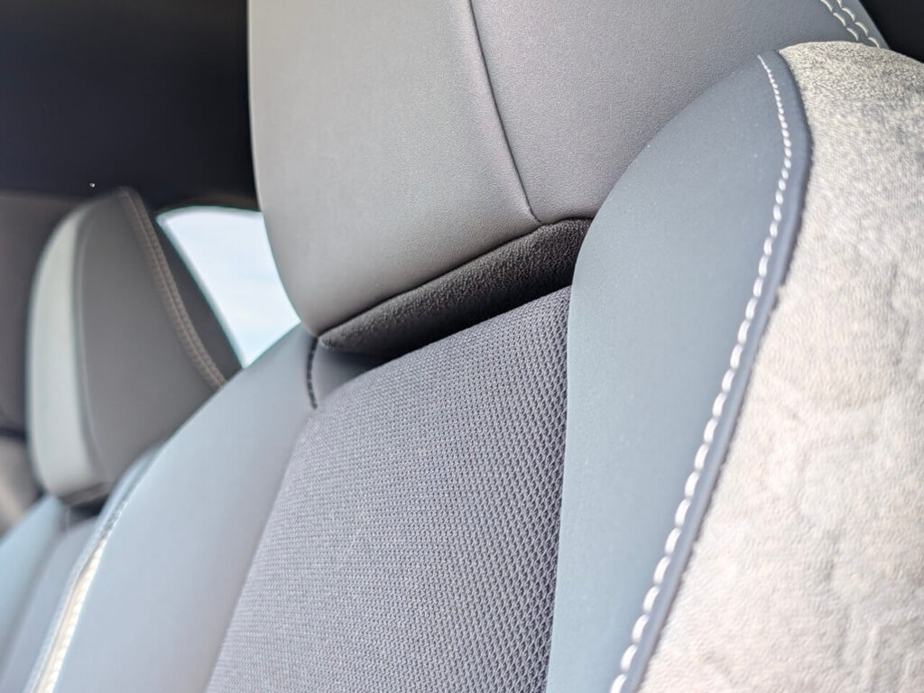 Neue Polster beim Facelift: Teilledernachbildung (ED20) in schwarz/grau beim Toyota Yaris Cross in der Ausstattungs-Variante "Lounge".