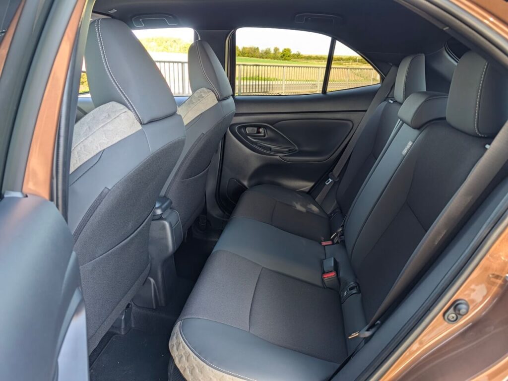 Rücksitze beim Yaris Cross (Teilleder in der Ausstattungslinie Lounge).