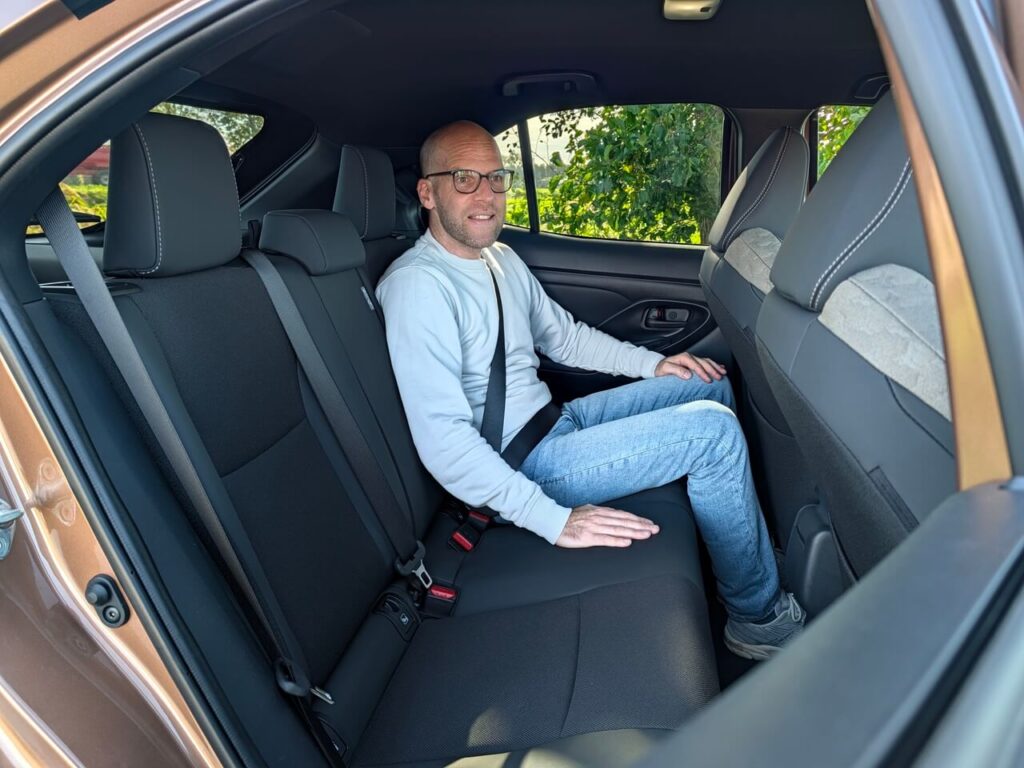 Die Rücksitzbank im Toyota Yaris Cross hat wenig Beinfreiheit für Erwachsene.