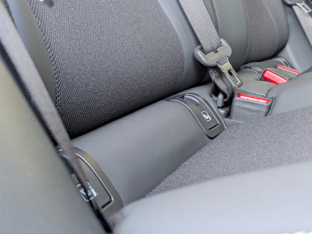 Isofix-Halter hinter Klappen auf der Rücksitzbank im Toyota Yaris Cross.