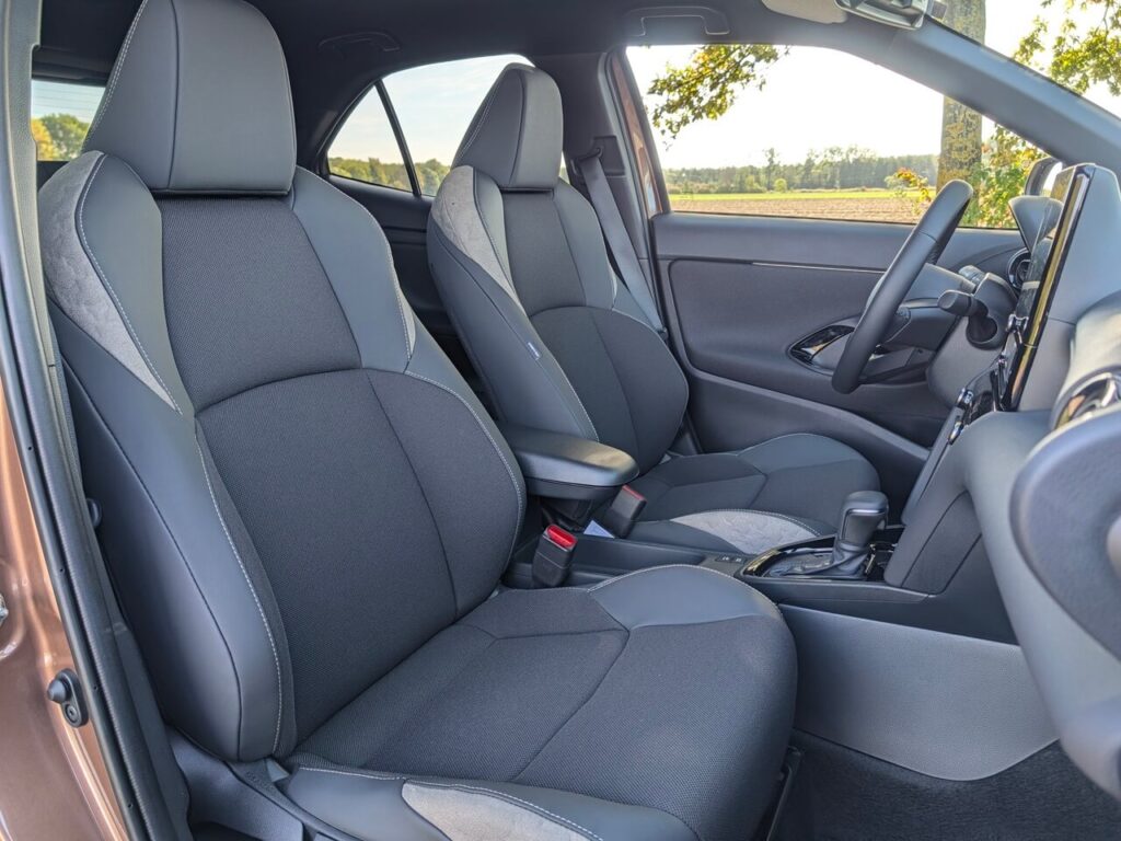 Vordersitze im Yaris Cross Lounge (Facelift) mit Teilledernachbildung in schwarz/grau (ED20).