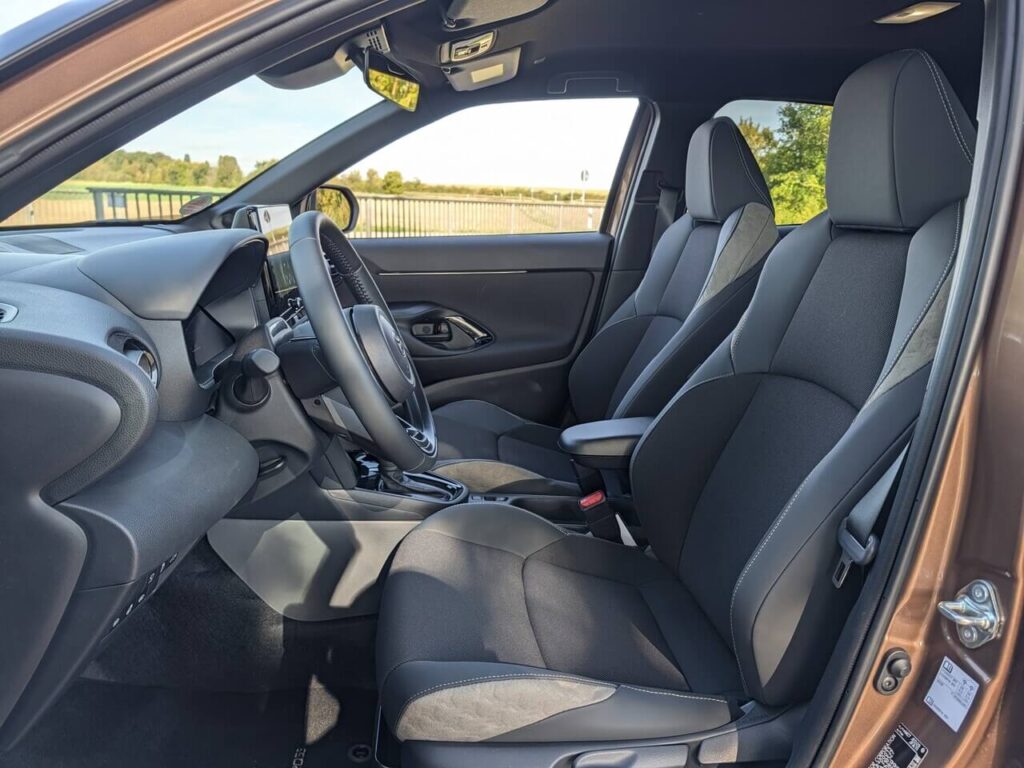 Teilledersitze (ED20) beim Facelift-Modell des Toyota Yaris Cross "Lounge" mit Sitzheizung vorne (2-stufig).