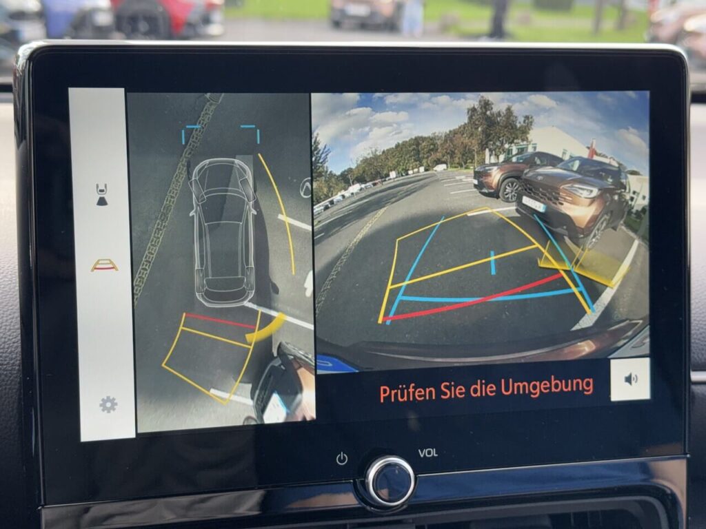 360°-Kamerasystem im Premium-Paket des Yaris Cross Lounge. Hochauflösendes Kamerabild mit dynamischen Führungslinien.