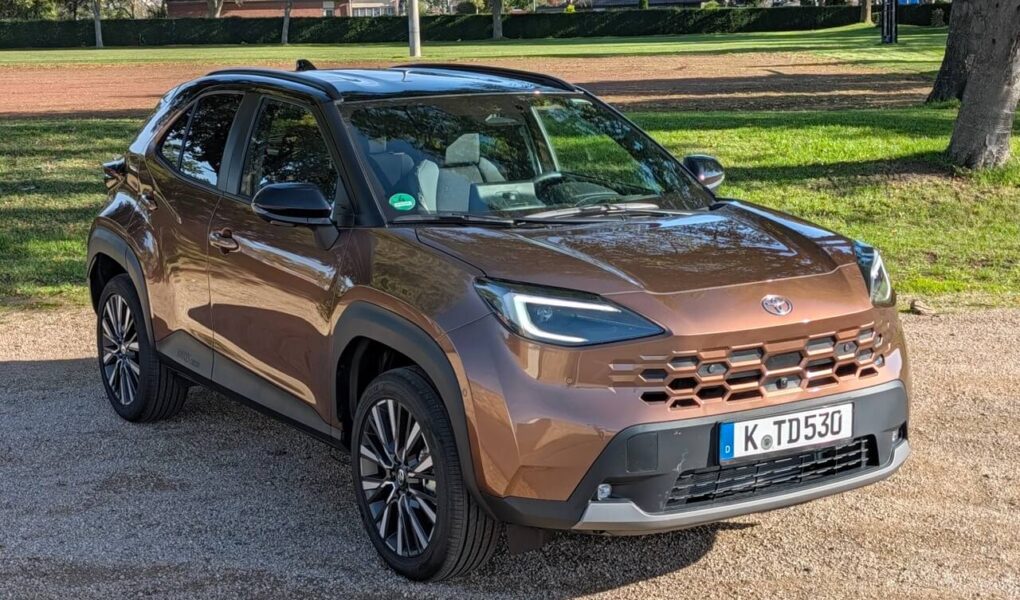 Toyota Yaris Cross Lounge in der Zweifarb-Lackierung M27 Precious Bronze Metallic / Black