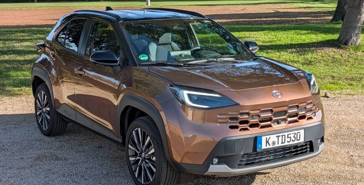 Toyota Yaris Cross Lounge in der Zweifarb-Lackierung M27 Precious Bronze Metallic / Black