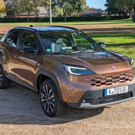 Toyota Yaris Cross Lounge in der Zweifarb-Lackierung M27 Precious Bronze Metallic / Black