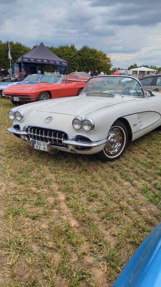 Corvette C1 Convertible auf den Classic Days 2025 🇺🇸✨  Dieses C1 Cabrio ist mehr als ein Klassiker – es ist der Ursprung einer Legende. Produziert von 1953 bis 1962, steht die erste Corvette-Generation für amerikanischen Optimismus und zeitloses Design. Dieses Exemplar begeistert mit perfektem Weiß, viel Chrom und offenen Fahrspaß pur. Ein Highlight auf dem Rittergut Birkenhof!  #CorvetteC1 #ClassicDays2025 #USCarLegends #ConvertibleClassic #V8Sound #ChromeStyle #C1Convertible #OldtimerLiebe #AmericanClassic #CorvetteHeritage