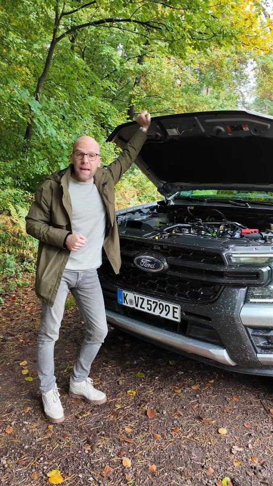 Der neue Ford Ranger PHEV Wildtrak – das Arbeitstier wird elektrisch. ⚡️  Mit Plug-in-Hybridantrieb, Allrad und bis zu 3,5 Tonnen Anhängelast bleibt der Ranger ein echter Pickup – jetzt aber mit Stromanschluss. So fährt er im Alltag leider und effizient und kann unterwegs sogar Geräte mit Energie versorgen. Im Gelände ist der Offroader kompromisslos wie immer.  🔋 45 km elektrische Reichweite
⚙️ 2,3-Liter EcoBoost + E-Motor
🧭 Wildtrak-Ausstattung mit markantem Auftritt  🔗 Mehr zum Ranger PHEV demnächst auf www.3ve-blog.de (Link in Profil).  🛻 @fordprodeutschland
📹 @abe_kapp  #FordRanger #FordRangerPHEV #Pickup #PlugInHybrid #FordWildtrak #AutoNeuheit #3veblog #Autoblog #Fahrbericht #Auto