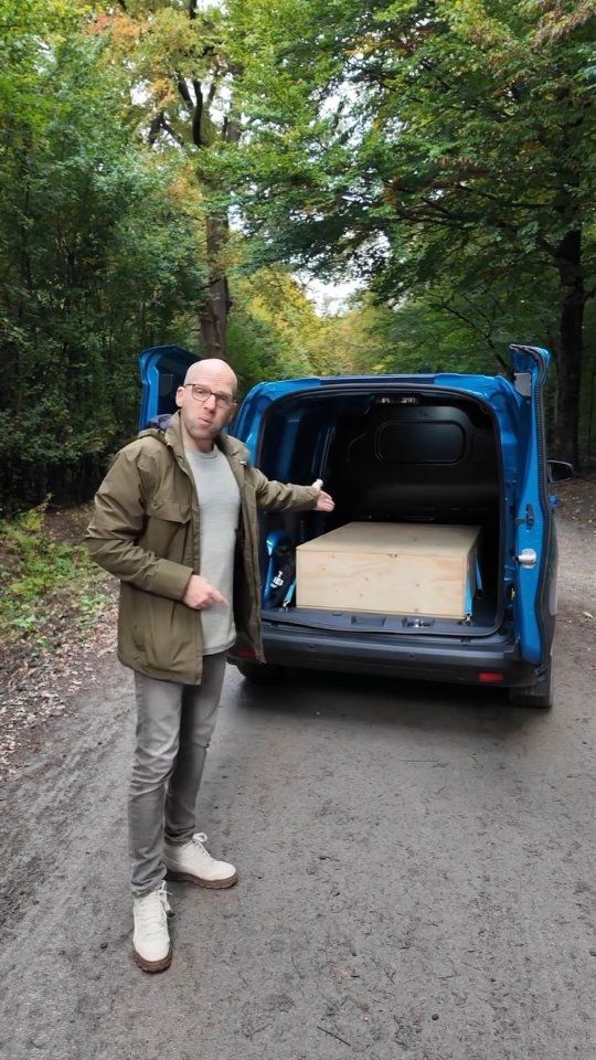 👷‍♂️ Wird dieser Ford dein neuer Arbeitskollege?
Der E-Transit Courier zeigt, was ein moderner Stadtlieferwagen heute können muss: kompakt, elektrisch und clever durchdacht.  Highlights für Handwerker und Gewerbe:
🔋 300 km Reichweite (WLTP) 
📦 große Laderaum bis 700 kg Nutzlast 
⚡️ DC-Laden 10-80 % in nur 23 Minuten 
🔑 Durchdachter Innenraum mit vielen Ablagen
🤑 geringe Betriebskosten  Ob Baustelle, Kundentermin oder Innenstadt-Logistik – dieser Kastenwagen passt sich deinem Arbeitstag an.  📣 Wird das dein neuer Kollege auf vier Rädern? Schreib’s in die Kommentare 👇  #FordETransitCourier #Handwerker #FordPro #Elektrotransporter #Gewerbefahrzeug #EAuto